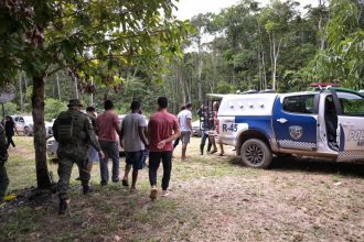 Dezesseis pessoas foram detidas na rinha nacional de galos, no Amazonas (Foto: Divulgação)
