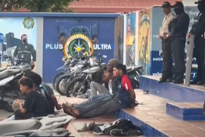 Criminosos são presos por militares em rua de Guayaquil: onda de violência (Imagem: YouTube)