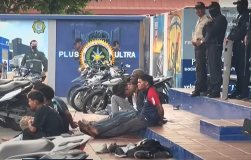 Criminosos são presos por militares em rua de Guayaquil: onda de violência (Imagem: YouTube)