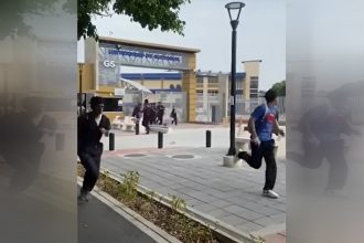 Estudantes correm para fugir de grupo armado que invadiu universidade em Guayaquil (Imagem: YouTube)