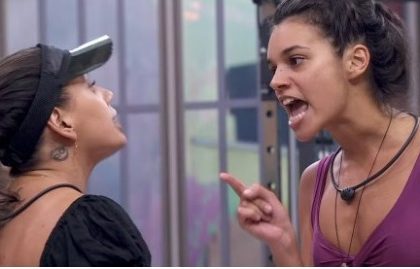 Fernanda (de viseira) e Alane (dedo apontado) discutiram na tarde desta quarta-feira no BBB-24 (Foto: Globo/Divulgação)