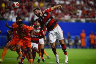 Léo Pereira abriu o placar na goleada do Flamengo (Foto: Marcelo Cortes/CRF)