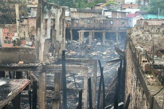 Mais de 30 casas foram atingidas por incêndio em comunidade; mais de 110 famílias ficaram desabrigadas (Foto: Murilo Rodrigues/ AM ATUAL)