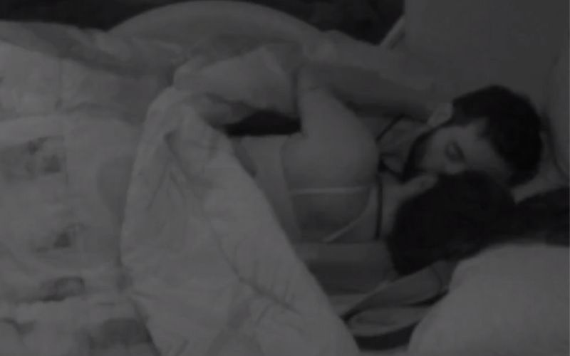 O casal vinha trocando carícias desde o início do programa (Imagem: Reprodução/Globoplay)