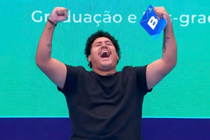 Lucas Henrique comemorou vitória no Quiz e a liderança na semana (Imagem: Globoplay)