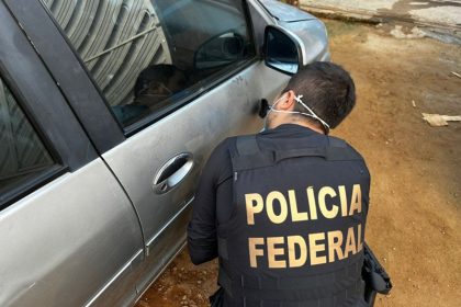Agente federal inspeciona carro em casa de suspeito: nova fase de operação contra contrabando de ouro (Foto: PF-AM/Divulgação)