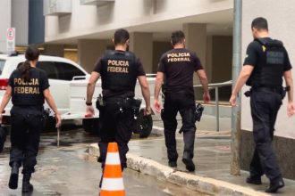 Agentes federais chegam a endereço de alvo de mandado de busca e apreensão na Operação Lesa Pátria (Foto: PF/Divulgação)