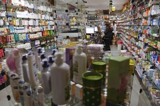 Medicamentos em farmácia: OMS alerta sobre falta de insumos e risco de comércio de remédios falsificados (Foto: Jefferson Rudy/Agência Senado)