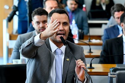 Senador Cleitinho defende o fim de salário pago por partidos a políticos (Foto: Geraldo Magela/Agência Senado)