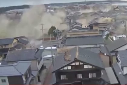 Poeira e fumaça causadas por desmoronamento de casas devido a terremoto (Imagem/YouTube)