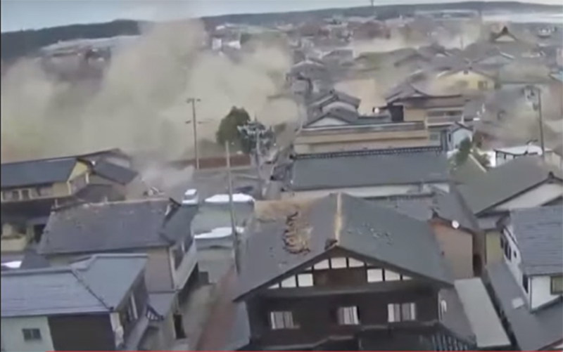 Poeira e fumaça causadas por desmoronamento de casas devido a terremoto (Imagem/YouTube)