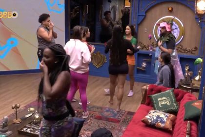 Vanessa Lopes(blusa verde) desistiu de continuar no BBB 24 (Imagem: Globoplay/Reprodução)