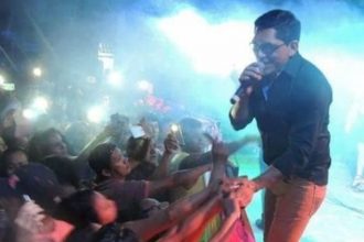 O cantor Alberto Moreno é a primeira atração e promete agitar o público com o ritmo do brega (Foto: Divulgação/Assessoria)