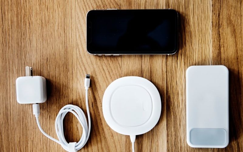 Juízes decidem que Apple deve fornecer carregador para seu celular (Foto: Divulgação/freepik)