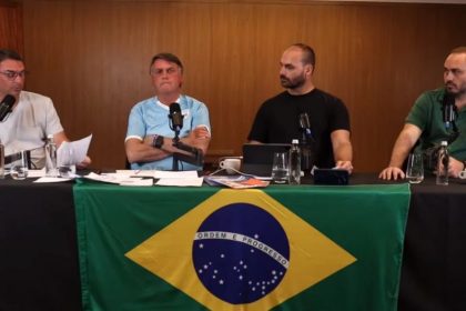 Família Bolsonaro estava presente na casa em Angra dos Reis minutos antes da Polícia Federal chegar (Imagem: Reprodução/Youtube)