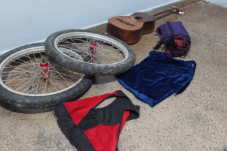 Rodas de carrocinha, roupas e violão de Julieta Hernández foram encontrados em área de mata próximo de onde corpo da vítima foi achado (Foto: Divulgação/PC-AM)
