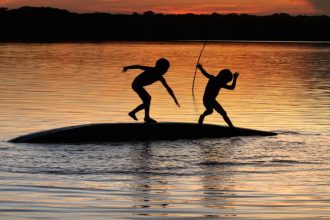 Crianças indígenas em rio da Amazônia: liberdade infantil (Foto: Araquém Alcântara/Divulgação)