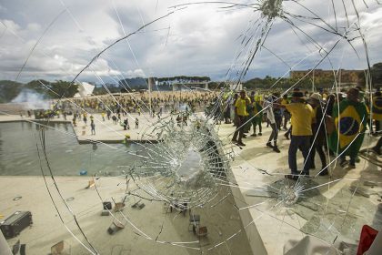 Vidraça quebrada na sede do Congresso Nacional: marcas do vandalismo no 8/1 (Foto: Joédson Alves/ABr)