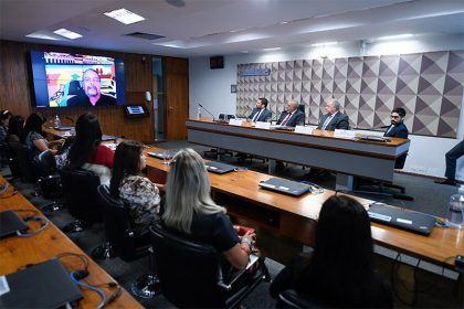 Debatedores defenderam aprovação de PEC que facilita apresentação de projetos de lei pelos cidadãos (Foto: Edilson Rodrigues/Agência Senado)