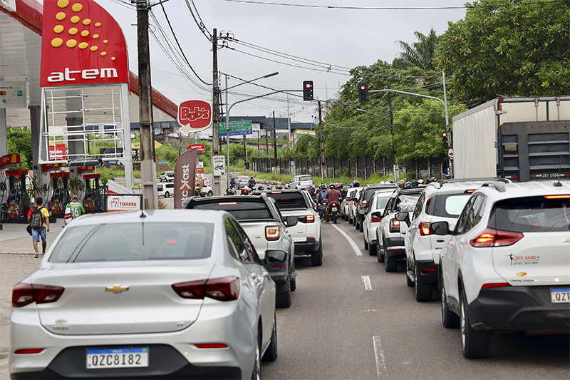 Semáforos causam retenção em trecho da Avenida das Torres e serão retirados com o novo viaduto (Foto: Semcom/Divulgação)