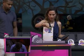Davi acompanha Wanessa na destruição de cartas de familiares de integrantes do BBB 24: abalo emocional (Imagem: Globoplay/Reprodução)