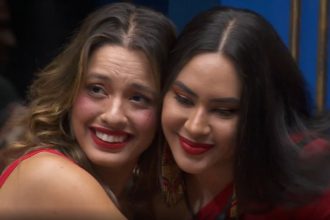 Beatriz abraça Isabelle, que abdicou da liderança a favor da colega (Imagem: Globoplay/Reprodução)