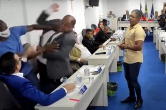Vereadores brigam no plenário da Câmara de Lauro de Freitas (Imagem: TVCLF/YouTube)