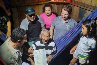 Ex-cacique Arnaldo Moreira recebe certidão de nascimento. Com 109 anos, ele nunca teve o documento (Foto: TJAM/Divulgação)