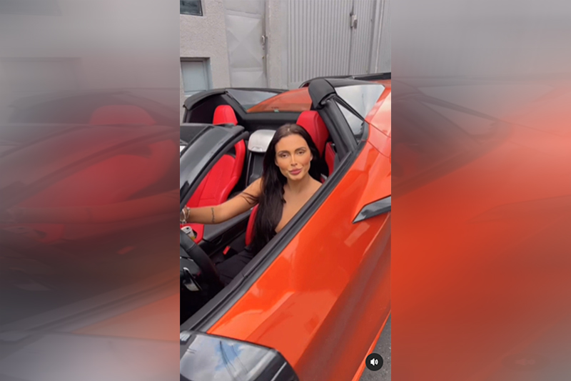 Fernanda Campos com o Corvette Laranja: carro de R4 1,6 milhão (Imagem: Instagram/Reprodução)