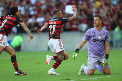 Cebolinha comemora gol observado pelo goleiro Fábio: triunfo rubro-negro (Foto: Gilvan de Souza/CRF)