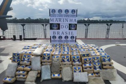 A embarcação com a droga foi abandonada no rio do Amazonas (Foto: Divulgação/Marinha do Brasil)