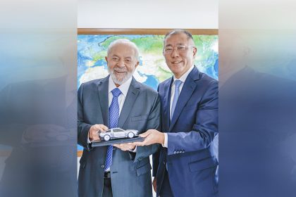O presidente Lula com Euisun Chung, presidente da Hyundai: mais investimento no Brasil (Foto: Ricardo Stuckert/PR)