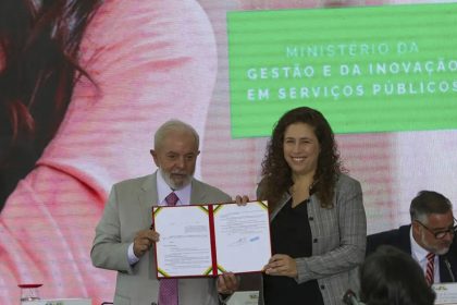 O presidente Lula e a ministra Esther Dweck assinam criação do programa Imóvel da Gente (Foto: Fábio Rodrigues-Pozzebom/ABr)