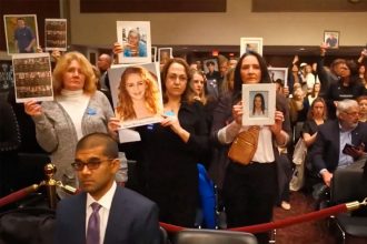 Mães de crianças mortas em protesto no Senado dos EUA