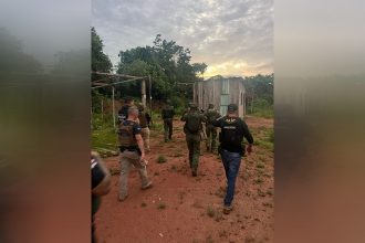 Policiais inspecionaram casebre na Operação Protetor, que prendeu suspeito de duplo homicídio (Foto: PC-AM/Divulgação)