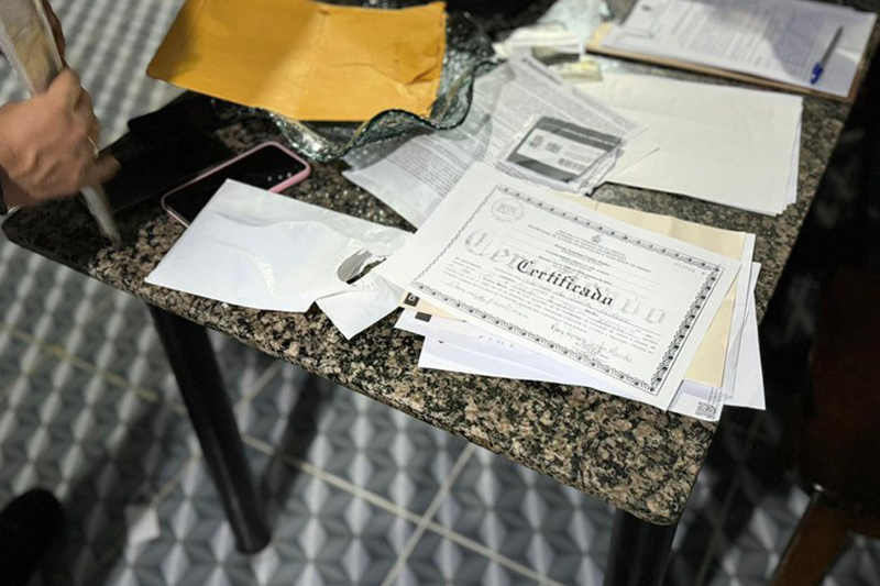 Documentos foram apreendidos em casa de suspeito de fraude no INSS (Foto: PF/Divulgação)