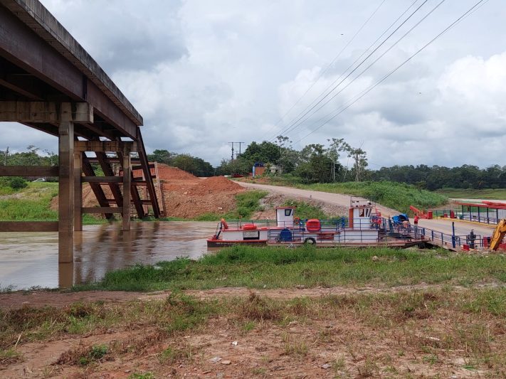 Travessia da ponte sobre o Rio Autaz Mirim, no quilômetro 12, é de foma improvisada (Foto: Cleber Oliveira/AM ATUAL)
