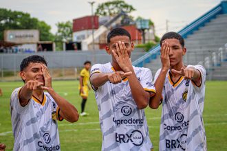 Vinícius (ao centro) marcou os dois gols da vitória do Amazonas (Foto: Fernando Vasconcelos/Agência Esportiva LB)