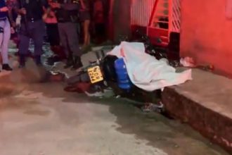 O homem perdeu o controle da motocicleta e bateu contra uma calçada (Foto: Divulgação: Redes sociais)