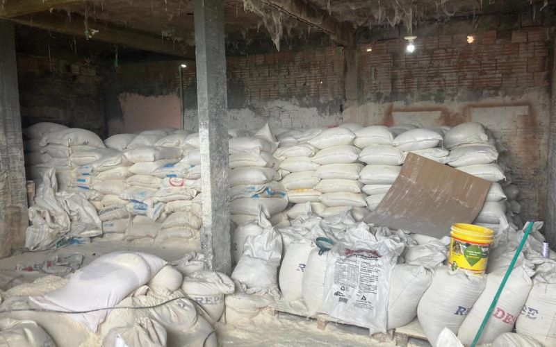Farinha de trigo falsificada apreendida (Foto: Divulgação)  