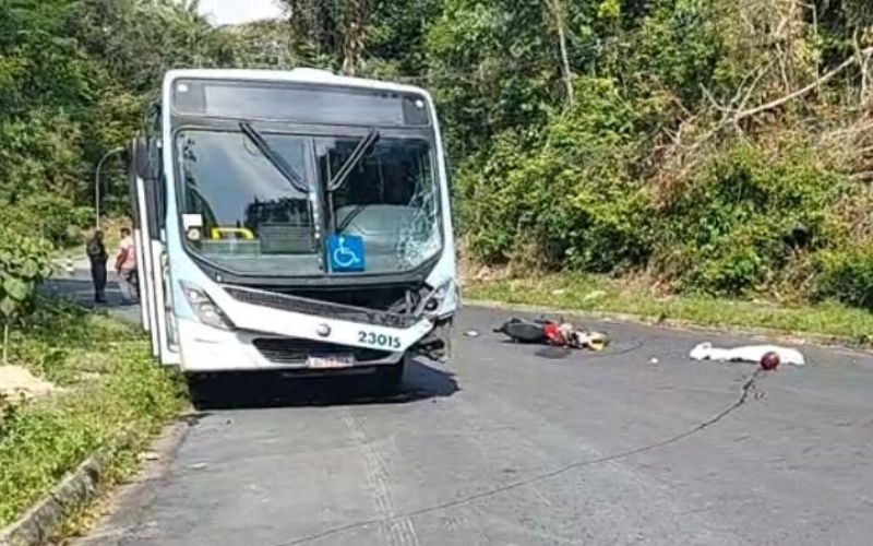 O motociclista tentou ultrapassar outro veículo e bateu contra o ônibus (Foto: Divulgação/redes sociais) 