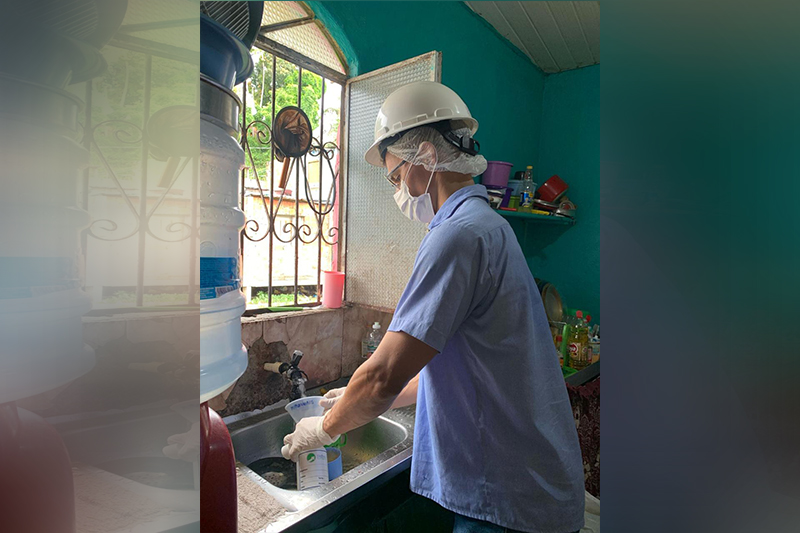 Água coletada nas casas será analisada em laboratório (Foto: Namaloca/Divulgação)