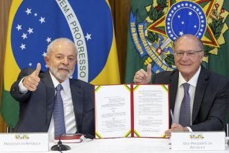 Presidente Lula e o vice, Geraldo Alckmin, com o documento do programa Mover (Foto: Fábio Rodrigues-Pozzebom/ABr)