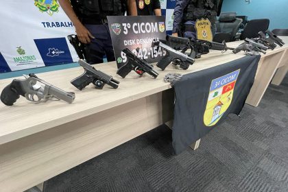 Armas estavam com suspeitos de tráfico internacional de drogas (Foto: Erlon Rodrigues/PC-AM)