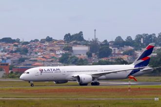 Acidente ocorreu com um Boeing 787-9 Dreamliner, que voava sobre a Nova Zelândia (Imagem: YouTube/Reprodução)