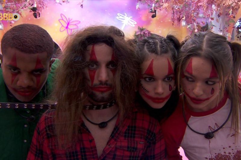 Davi, Matteus, Alane e Beatriz se maquiaram na casa como brincadeira (Imagem: Reprodução/Globoplay)