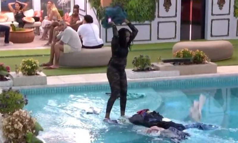 Leidy Elin joga roupas de Davi na piscina durante o Sincerão (Imagem: Globoplay/Reprodução)
