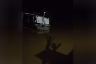 Barco naufragou em Envira e passageiros foram todos salvos (Imagem: Redes sociais/Reprodução)