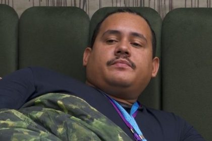 Lucas Henrique - o Buda, ainda não sabe que a esposa acabou o relacionamento (Imagem: Globoplay/Reprodução)