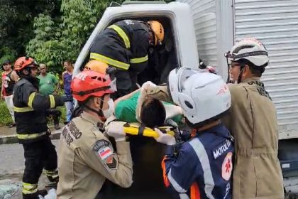 Motorista foi resgatado e atendimento por bombeiros e paramédicos do Samu (Foto: CBMA/Divulgação)